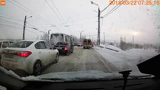 Поворот с правого ряда налево.