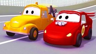 Tom o Caminhão de Reboque e o Carro de corrida vermelho na Cidade do Carro | Desenhos animados