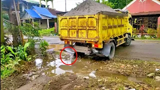 Amblas parah// dump truk bongkar muatan pasir nyaris terguling