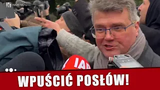 Wąsik i Kamiński wyprowadzeni z Sejmu. "Przez marszałka Hołownię przemawia strach!"