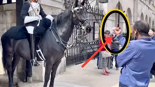"Shocking Showdown at the Horse Guard: Tourists Flip the Bird, but the Horse Police Strike Back!