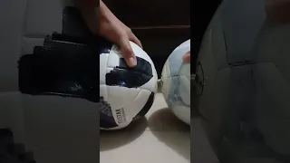 Dos balones de futbol intercambiando aire