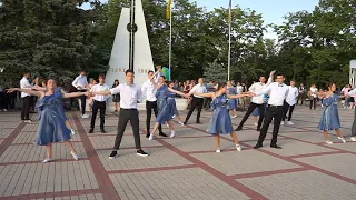 Выпускники первой школы станцевали школьный вальс на набережной Дуная