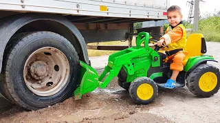 Camión atascado en el barro - Paw Patrol viaja en un tractor de ruedas eléctricas para ayudar