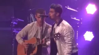 Feliz Navidad - Nick and Joe Jonas | Jingle Ball 2015 - Tampa, FL #FLZJingleBall