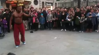 Break-Dance Battle Between Perfomer and Public Kid @ Picadilly Circus