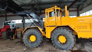 Готов погрузчик Кировец К-700 А с отвалом и трактор Кировец К-744 на стадии готовности.