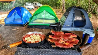 Montamos acampamento pescamos fizemos feijão gordo e carne no disco de arado no fogão a lenha