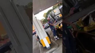 Poor Aubameyang gets caught off guard at a petrol station by a THFC fan, 2-1 bruv!