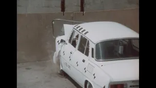 Bezpečnost automobilů Škoda | historické video | crash test Škoda 110 L z roku 1972