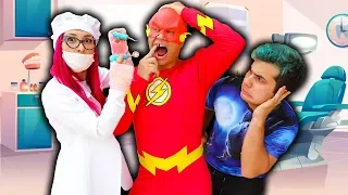 MALOUCOS FINGE BRINCAR DE DENTISTA COM SUPER HERÓI FLASH - Pretend Play Dentist Toy