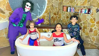 AS FILHAS DA ARLEQUINA E DO CORINGA TOMARAM BANHO NA BANHEIRA DA FAMÍLIA ROCHA