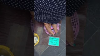 Una mujer sin brazos tejiendo con los pies