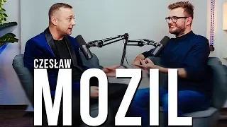 Czesław Mozil szczerze mówi dlaczego ma wywalone na media, o nowej płycie i imprezowej przeszłości.