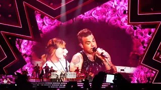 Robbie Williams Prague 2017 - Something stupid - with wife Ayda Field