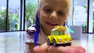 Alicia y su historia con juguetes nuevos para la pequeña Eva con papá