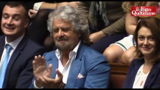 Stipendi, Rosato (Pd) attacca Grillo, che lo sfotte: "Ti voglio bene". E Di Maio prova a placare i s