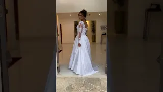 Lindo vestido de noiva corpete de renda pedraria com manga e cauda.