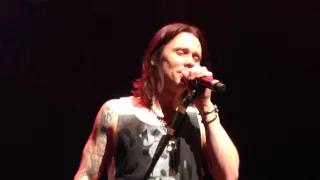 Slash ft. Myles Kennedy & the Conspirators - "Battleground" World premiere live in Osaka, Japan