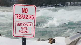 Sign Warning Of Danger On Niagara River In Winter 仲松司