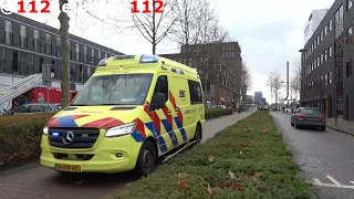 Reanimatie Melding in het centrum Ambulances met spoed over het fietspad