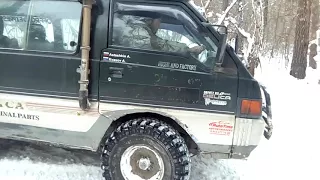 Делика на сафарях против снежной горки