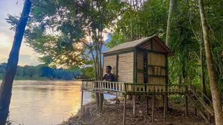 Camping hujan deras || Membangun shelter bambu sederhana di hutan pinggir sungai