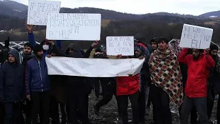 Палаточный городок для мигрантов-погорельцев