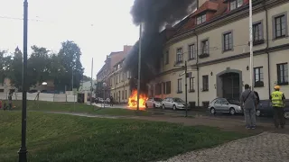 Užfiksavo didelį gaisrą: Vilniaus centre degė ir sproginėjo automobilis