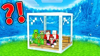 EPIC TSUNAMI vs. Mikey Family & JJ Family Doomsday GLASS Bunker - Minecraft (Maizen)