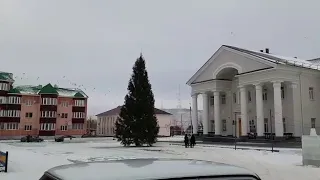 В Карабаше на площади перед ДК установили живую елку