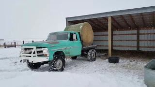 How to unload a round bale with perfect timing