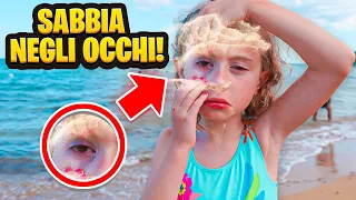 A GIORGIA ENTRA LA SABBIA NEL OCCHIO E SI FA MALE MENTRE NUOTA AL SUO PRIMO BAGNO AL MARE! *Piange*