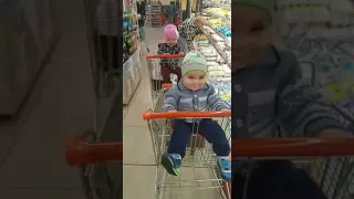Kids are dancing in the supermarket, funny to the tears/Дети танцуют в супермаркете, угар,  ржач