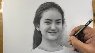 Drawing a Realistic Portrait in Graphite 8B ( Janis Aneira )