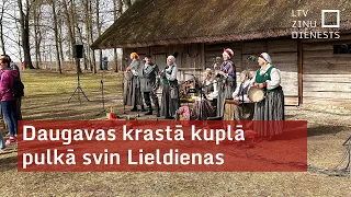 Daugavas krastā kuplā pulkā svin Lieldienas