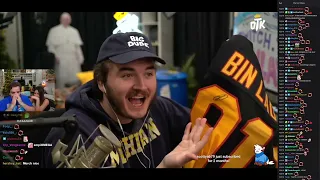 Mizkif Gifts Schlatt a Jersey (w Alinity)