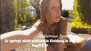 Autist mal von der Leine lassen - Er springt mit Kleidung in Nachbars Pool, wirft Schuhe aufs Dach