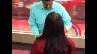 Nicolás Maduro baila salsa al estrenar programa
