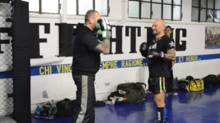 Tecniche di parata su Middle Kick con rientro di pugno destro