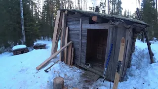 Ночевал в избушке. Поставил бревно на чурки под крышу. Таёжный завтрак 6 серия.