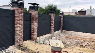 Забор сайдинг на кирпичных колоннах с консольными воротами