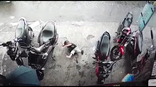 bayi jatuh dari motor