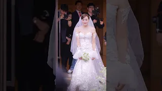 10년의 연애과정이 표정에서 다 느껴지는 감동적인 라라의 신부입장순간👰‍♀️🩷 Bride's entrance #엔조이커플 #결혼식 #웨딩 #shorts #enjoycouple