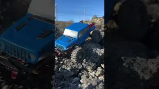 Scx24 Jeep gladiator shredding the rocks 🤘🏻🔥 #shorts