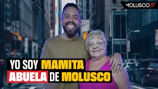 Mamita, abuela de Molusco, tira al piso la historia de su familia