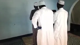 مقطع مضحك   جوال يرن اثناء الصلاة 😁