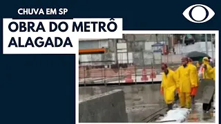 Queda de muro deixa obra do metrô alagada em SP