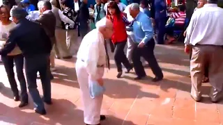 Дед танцует брейк