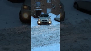 Subaru Outback против снега во дворе